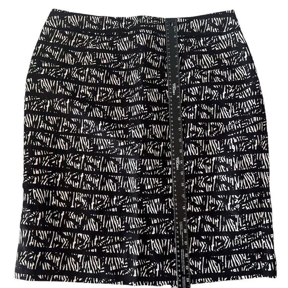 Calvin Klein Skirt sz 16 Pencil Black White Pattern Below Knee Length 25" - Picture 2 of 9